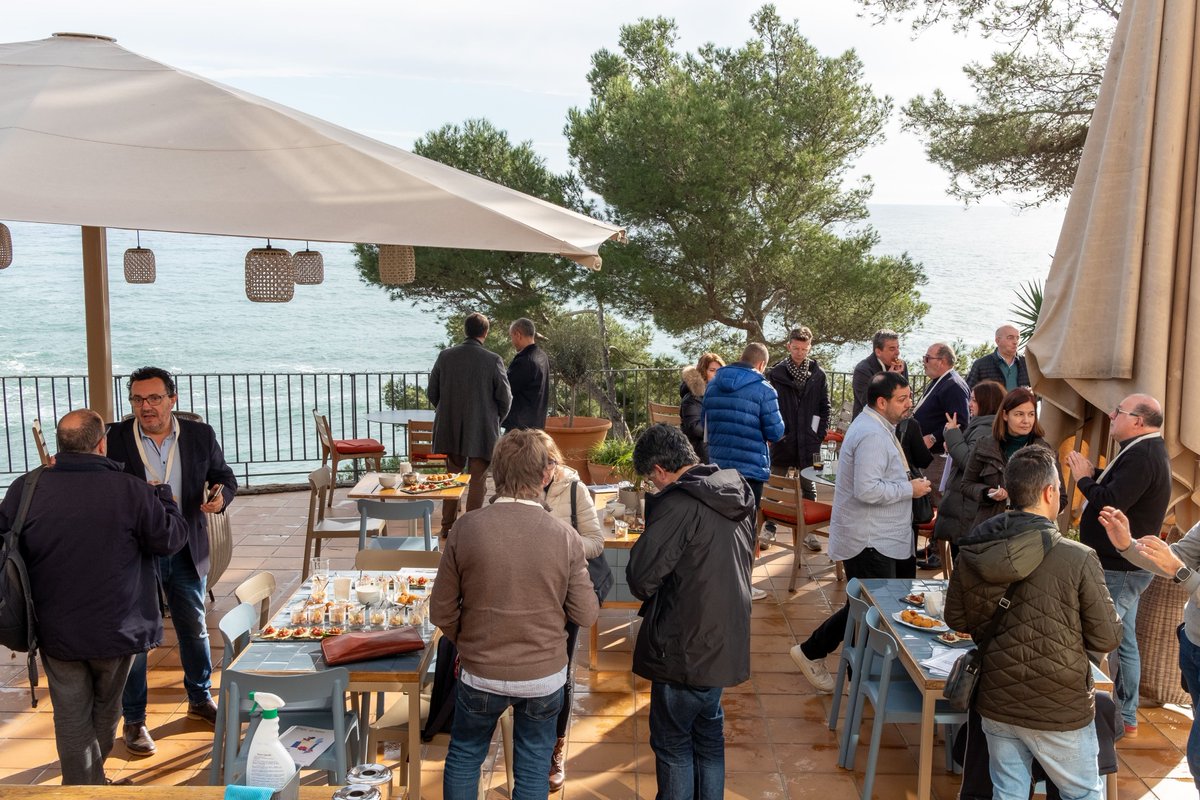 Una jornada de la Cambra de Comerç de Palamós dona les claus per digitalitzar els negocis locals  gironanoticies.com/noticia/256607…

L'especialista Genís Roca recomana adaptar-se a les necessitats del client amb eines senzilles com WhatsApp i Bizum  <a href="/genisroca/">genís roca</a>  <a href="/cambrapalamos/">Cambra de Palamós</a>