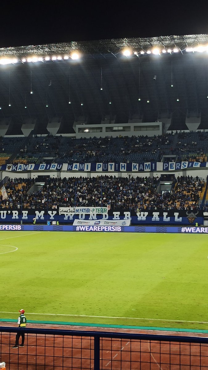panditfootball's tweet photo. "Selamat jalan M. Fathir &amp; P. Teguh"

Bobotoh membentangkan tanda belasungkawa untuk dua suporter korban kecelakaan lalu lintas, Teguh Wicaksono (Bonek) dan Mochamad Fathir Fauzan Maulana (Bobotoh) 🥀 https://t.co/QUVCxyohKL