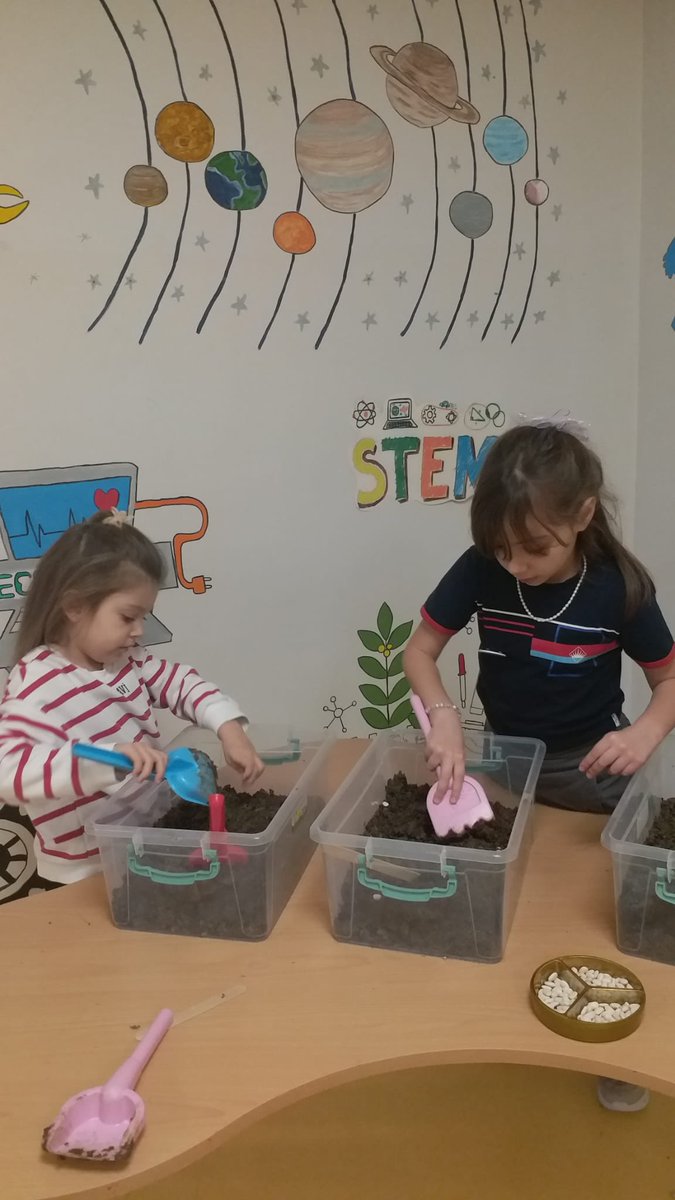 Anaokulu 5 yaş öğrencilerimiz Stem Junior dersinde Bitki üssü tasarım çizim sayfasını inceledikten sonra Mars'ta yetiştirmek üzere grupların karar verdiği ürün tohumlarını ektiler.♥️💙