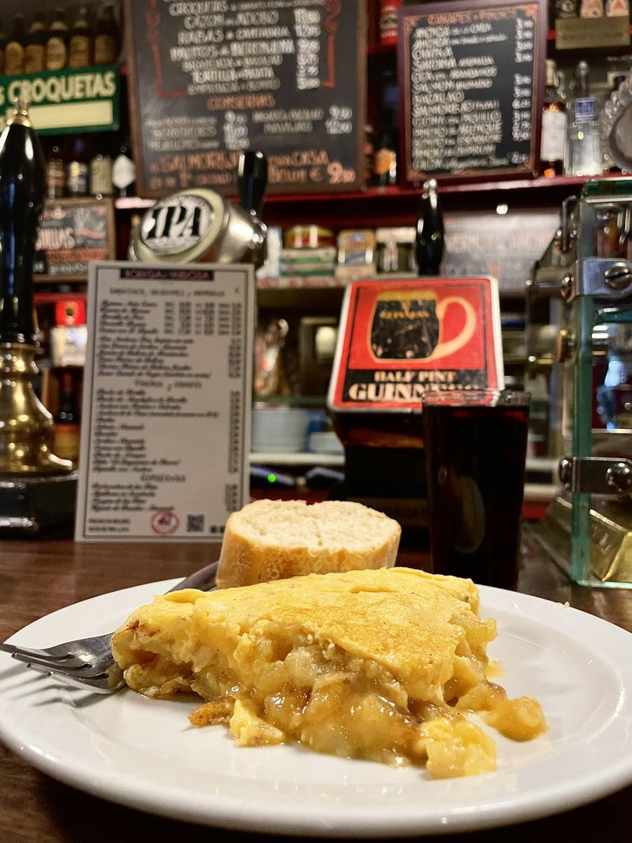 Vermut y pincho de tortilla en “La Ardosa”.

Clásicos de Madrid para empezar el fin de semana con buen pie!! 

Pueden comer y beber!