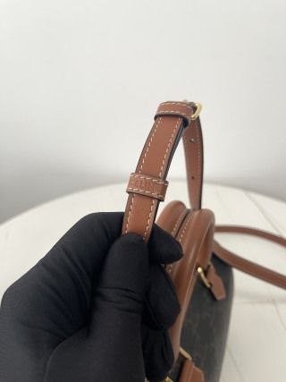 카톡바로가기:
bit.ly/3W5WuGg

카카오톡 아이디 : trstyle

위 아이디 친구추가 후 문의 주세요~

상품명과 사진 캡쳐후 문의 주시면 상담이 빨라요♡

*상품설명*
셀** 스몰 보스턴백
트리오페
캔버스 &amp; 카프스킨 
19.5x14x7cm

해외배송

#셀린느  #셀린느백 #셀린느보스턴백 #셀린