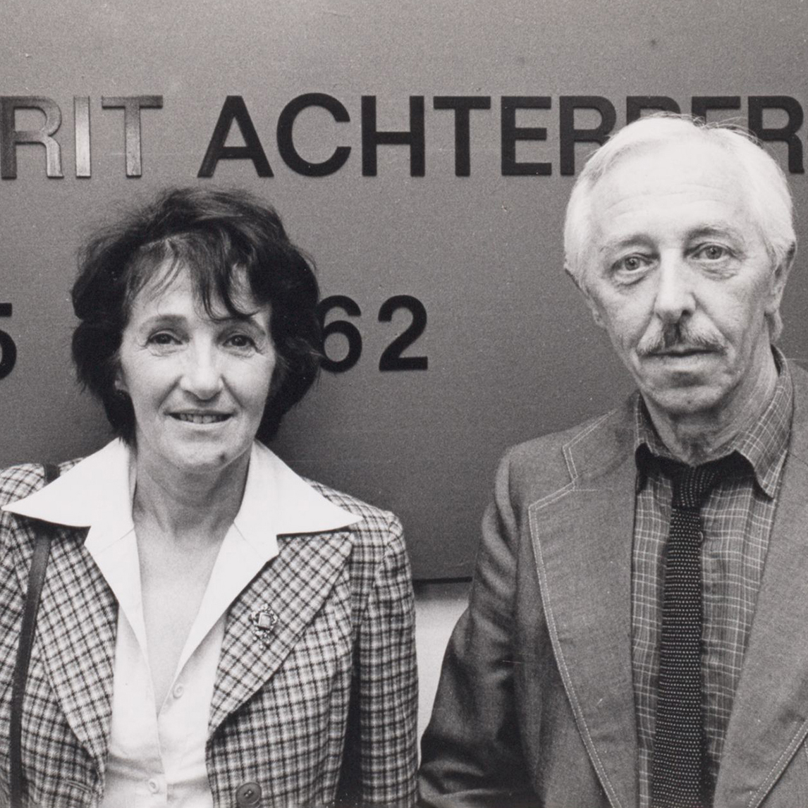 🎁#ADVENT! Dag 16: Geruit optreedjasje van Marga Minco, dat ze vaak droeg tijdens lezingen en optredens. En naar de opening van een tentoonstelling in het Literatuurmuseum in 1980. 🧥
Bekijk hier meer: literatuurmuseum.nl/nl/advent-16-d…