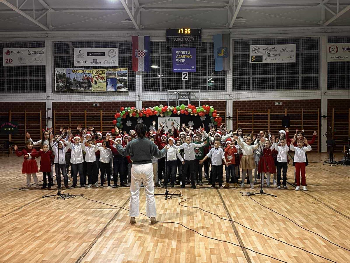 RadioPula's tweet image. Sportska dvorana #Kaštelir centar ljubavi i humanosti tijekom priredbe "Božićna Štorija” koja je okupila brojne mještane i prijatelje. Cilj je podržati Dječji dom Ruža Petrović #Puai, pripredbu omogućili DV 101 Dalmatinac, Općina Kaštelir-Labinci, DV Radost i OŠ Jože Šurana.