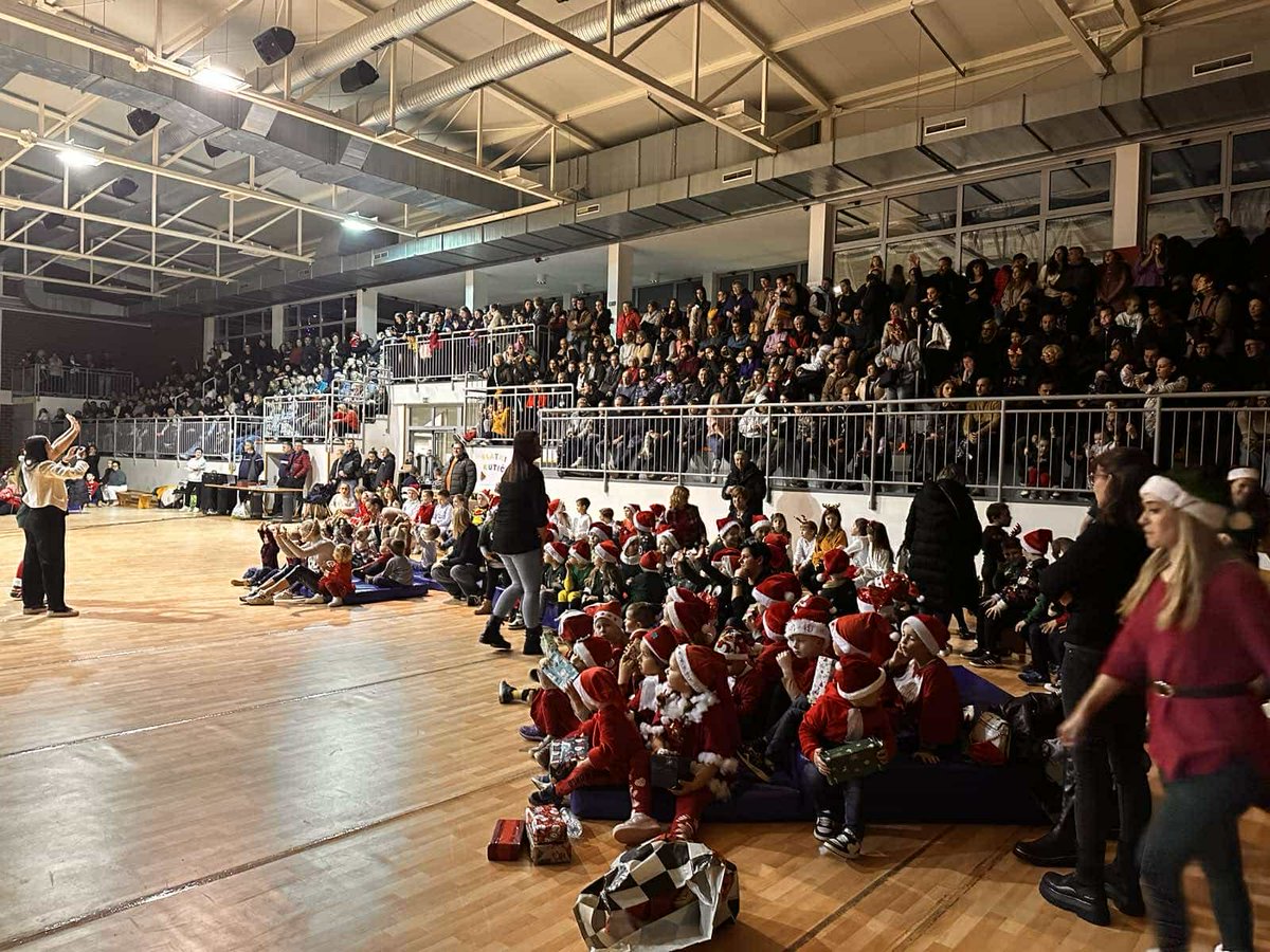 RadioPula's tweet image. Sportska dvorana #Kaštelir centar ljubavi i humanosti tijekom priredbe "Božićna Štorija” koja je okupila brojne mještane i prijatelje. Cilj je podržati Dječji dom Ruža Petrović #Puai, pripredbu omogućili DV 101 Dalmatinac, Općina Kaštelir-Labinci, DV Radost i OŠ Jože Šurana.