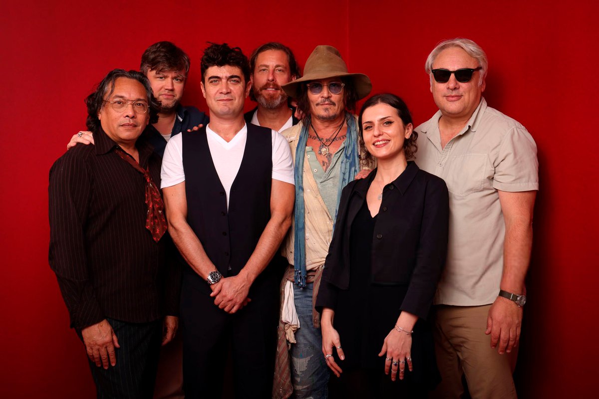 jdepps_crew's tweet photo. The team from ‘Modi - Three Days on the Wing of Madness’ ❤️
by Tristan Fewings at the @RedSeaFilm in Jeddah.
• • •
📸 Tristan Fewings
• • •
#RedSeaFilmFestival #Modi #JohnnyDepp #RiccardoScamarcio #ModiTheMovie #ModiFilm #ModiThreeDaysOnTheWingOfMadness #jeddah https://t.co/Pc0RxGEChx