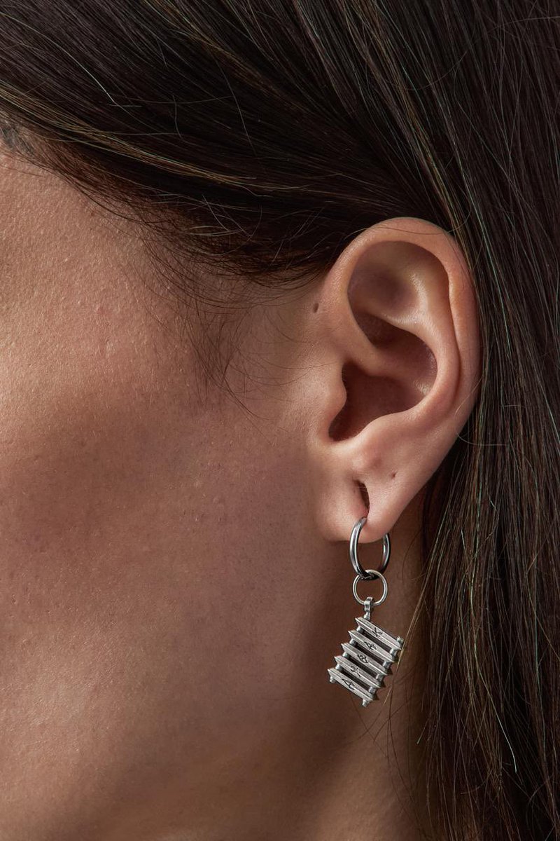 Совместно с Катей Снэп сделали кольцо-печатку и монокулон «Дубак».

Все деньги с продажи пойдут в фонд «Аутизм. Астрахань».

invmerch.ru/collection/aks…