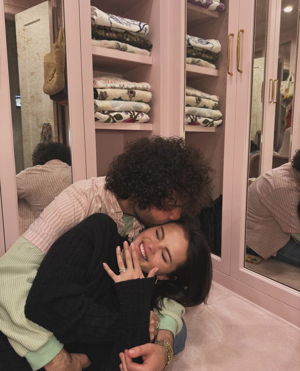 Selena Gómez ha informat aquest matí de què es casa  amb el productor musical Benny Blanco! Felicitats💍🤍✨
#bemolstudio #vesteixalteurirme #SelenaGomez #BennyBlanco #casament