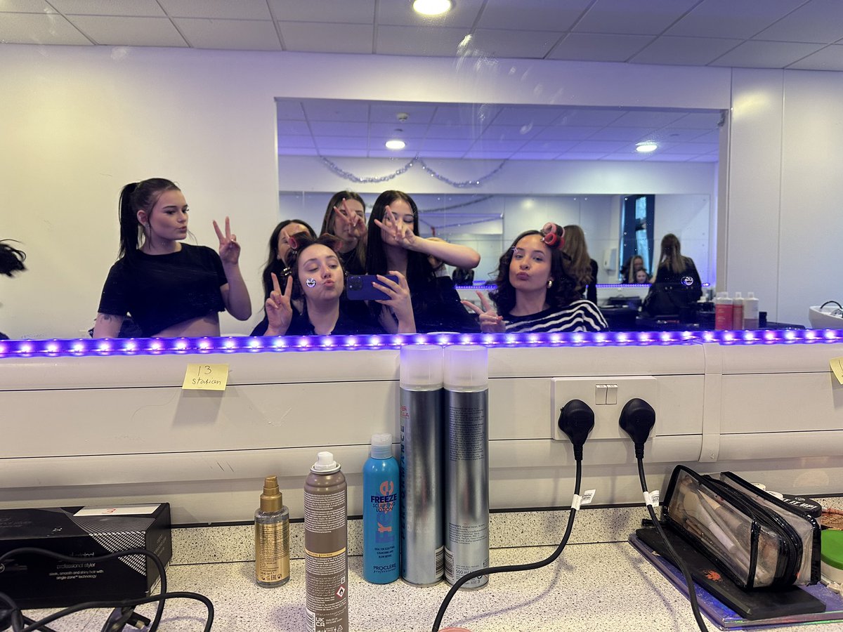 MrsForrestRMPS's tweet photo. What a Friday with our hair and beauty girls!! Feeling like a Hollywood movie star @KirkintillochHS https://t.co/yT99HijoFz
