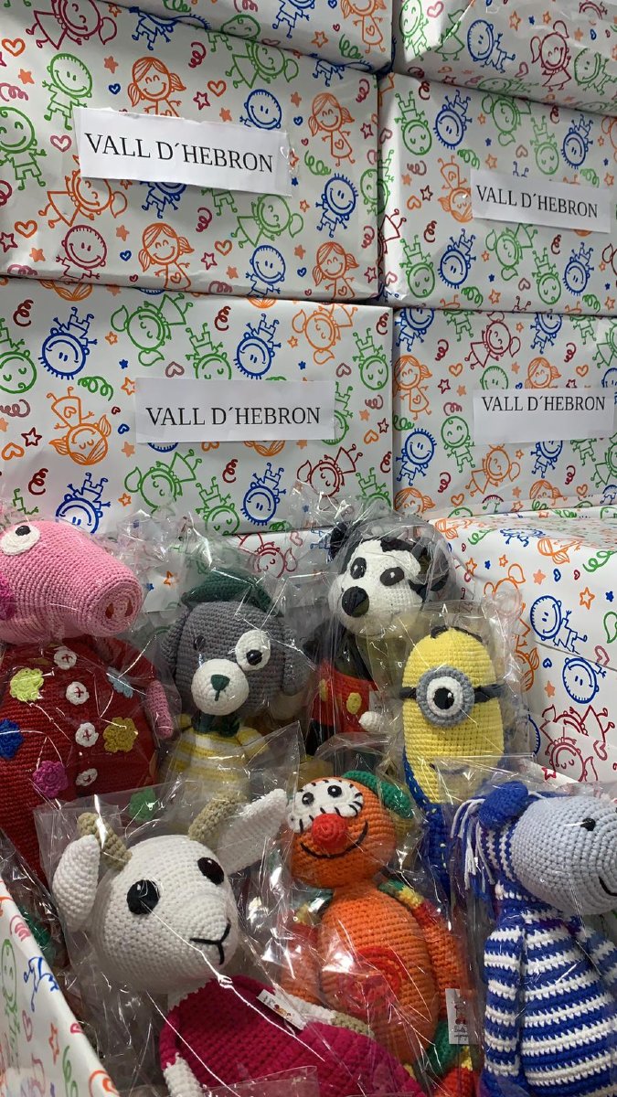 vallhebron's tweet photo. 🧸💙 Un any més, gràcies a "Llanetes amb Companyia" per la seva dedicació i generositat! Ens heu fet arribar més de 700 ninots i animalets de ganxet plens de tendresa, que portaran somriures als pacients de l’Hospital Infantil. 💙🏥 https://t.co/1HZ7FAh47e