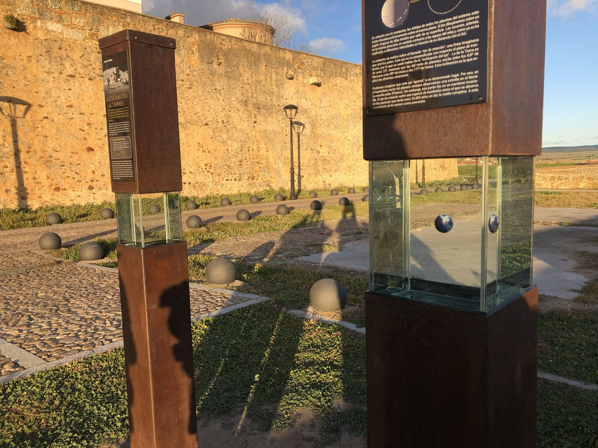 ApuntesCiencia's tweet photo. @Pedro_Torrijos @paradores Cuando desde @astrobriga diseñamos el Sistema Solar a escala de Ciudad Rodrigo, lo hicimos con respeto a la vasta historia de la ciudad abaluartada, integrando en lugar de desordenando, aunando tradición, ciencia y la vida diaria de los mirobrigenses 🌞
➡️https://t.co/tPg2LQPYkS https://t.co/FoYY1U2nCw