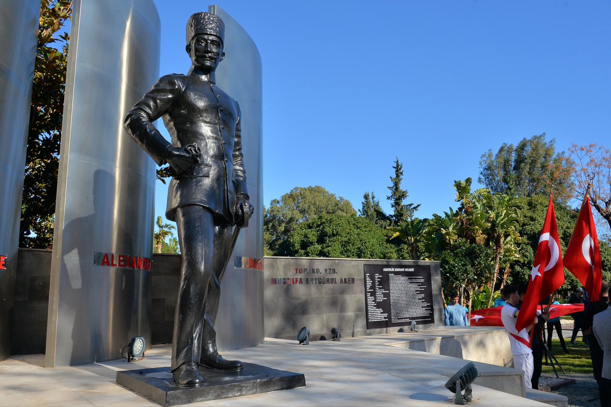 AntalyaEmniyet's tweet photo. 📍KEMER

Valimiz Sayın Hulusi ŞAHİN, İl Emniyet Müdürümüz Sayın İlker ARSLAN, il protokolü, değerli Şehit ailelerimiz, kıymetli Gazilerimiz ve vatandaşlarımızın katılımlarıyla, Fransız savaş gemisi olan  #ParisII’yi Kemer açıklarında batırmasının yıl dönümü anısına Topçu Yüzbaşı Mustafa Ertuğrul AKER’in anıtına çelenk sunuldu.

#AntalyanınKahramanı 🇹🇷
#TopçuYüzbaşıMustafaErtuğrul 🇹🇷