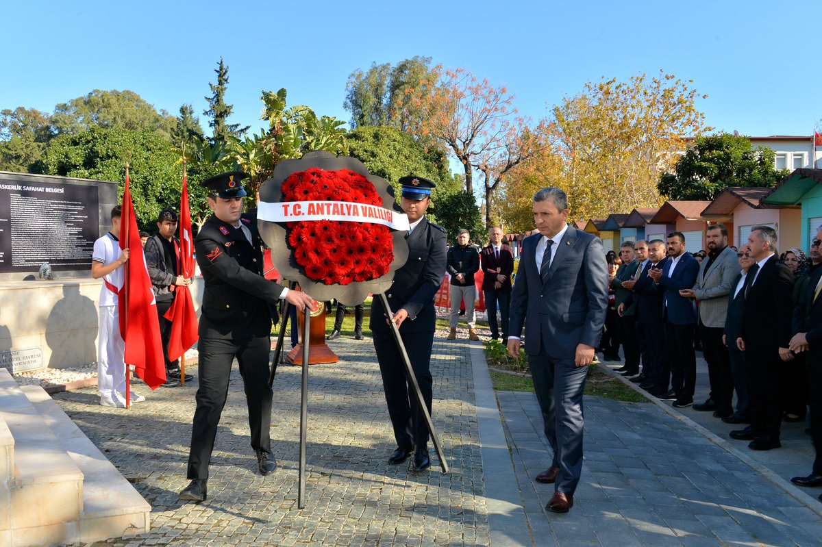 AntalyaEmniyet's tweet photo. 📍KEMER

Valimiz Sayın Hulusi ŞAHİN, İl Emniyet Müdürümüz Sayın İlker ARSLAN, il protokolü, değerli Şehit ailelerimiz, kıymetli Gazilerimiz ve vatandaşlarımızın katılımlarıyla, Fransız savaş gemisi olan  #ParisII’yi Kemer açıklarında batırmasının yıl dönümü anısına Topçu Yüzbaşı Mustafa Ertuğrul AKER’in anıtına çelenk sunuldu.

#AntalyanınKahramanı 🇹🇷
#TopçuYüzbaşıMustafaErtuğrul 🇹🇷