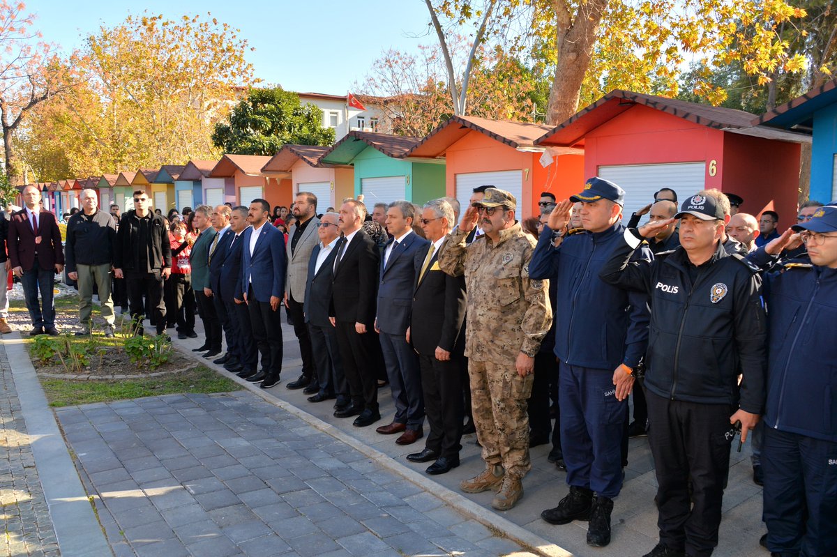 AntalyaEmniyet's tweet photo. 📍KEMER

Valimiz Sayın Hulusi ŞAHİN, İl Emniyet Müdürümüz Sayın İlker ARSLAN, il protokolü, değerli Şehit ailelerimiz, kıymetli Gazilerimiz ve vatandaşlarımızın katılımlarıyla, Fransız savaş gemisi olan  #ParisII’yi Kemer açıklarında batırmasının yıl dönümü anısına Topçu Yüzbaşı Mustafa Ertuğrul AKER’in anıtına çelenk sunuldu.

#AntalyanınKahramanı 🇹🇷
#TopçuYüzbaşıMustafaErtuğrul 🇹🇷
