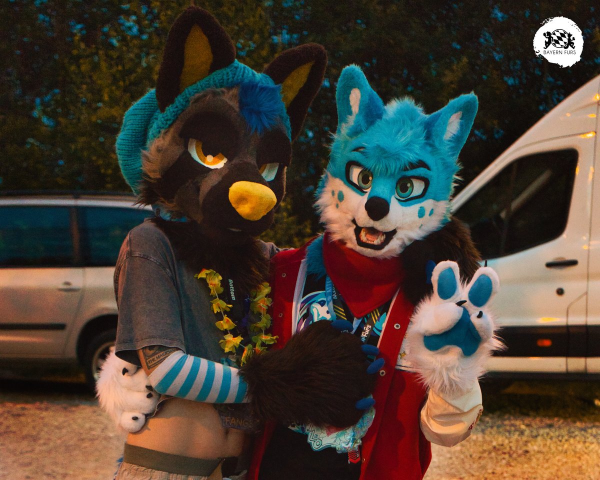„Peace und jetzt ab ins Wochenende!“

#BFD14 #FursuitFriday

🦊 <a href="/silo_fox/">❄️ ꜱɪʟᴏ ᴛʜe ꜰᴏx ❄️ 🔜 EF29</a> 
🐺 Fangs
📸 <a href="/TheGermanWolf/">Stoegi</a> 

Ihr wollt uns unterstützen? Super!
Dann hier entlang, unter
bayern-furs.de/ueberuns/verei…