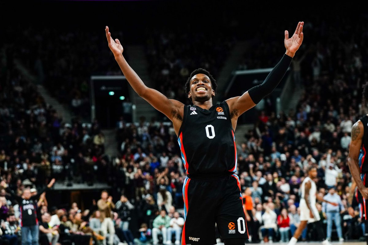 LeParisien_75's tweet photo. « Un grand coup de pied au cul » : comment le Paris Basketball révolutionne le basket français
➡️ https://t.co/5L9c6wL7e8 https://t.co/QARw6pUq2r