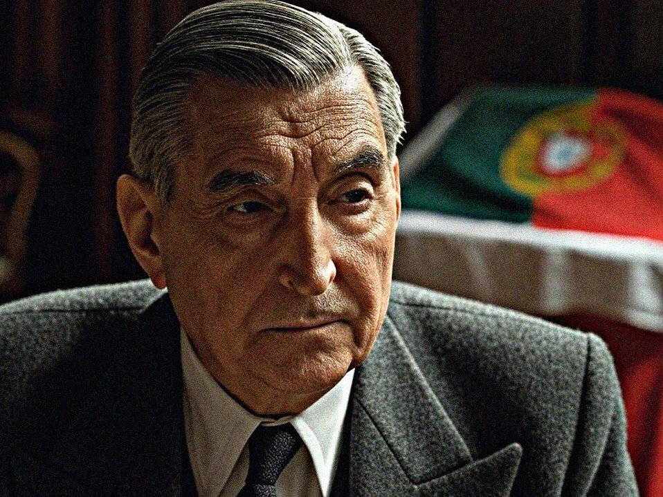 resist_lusitana's tweet photo. Após 50 anos de "democracia" em Portugal:

- Os portugueses nativos descontam e não têm acesso a um sistema de saúde eficaz, deixando-os a morrer nos corredores das urgências;

- Os portugueses nativos não têm poder de compra para adquirir uma habitação própria e vivem de arrendamentos inflacionados devido à imigração descontrolada, onde existem alógenos a viverem 20 num apartamento;

- A Educação está numa fase de ebulição, as crianças não têm professores para adquirirem os conhecimentos básicos para poderem viver uma vida funcional;

- A Segurança Interna esconde aos nativos portugueses os perigos e as consequências sentidas no presente devido à vinda de alógenos que não se integram na sociedade portuguesa;

- A Política é controlada por sociedades secretas que vendem a soberania nacional aos interesses internacionais e escolhem os políticos a dedo para destruírem por completo a nação.
