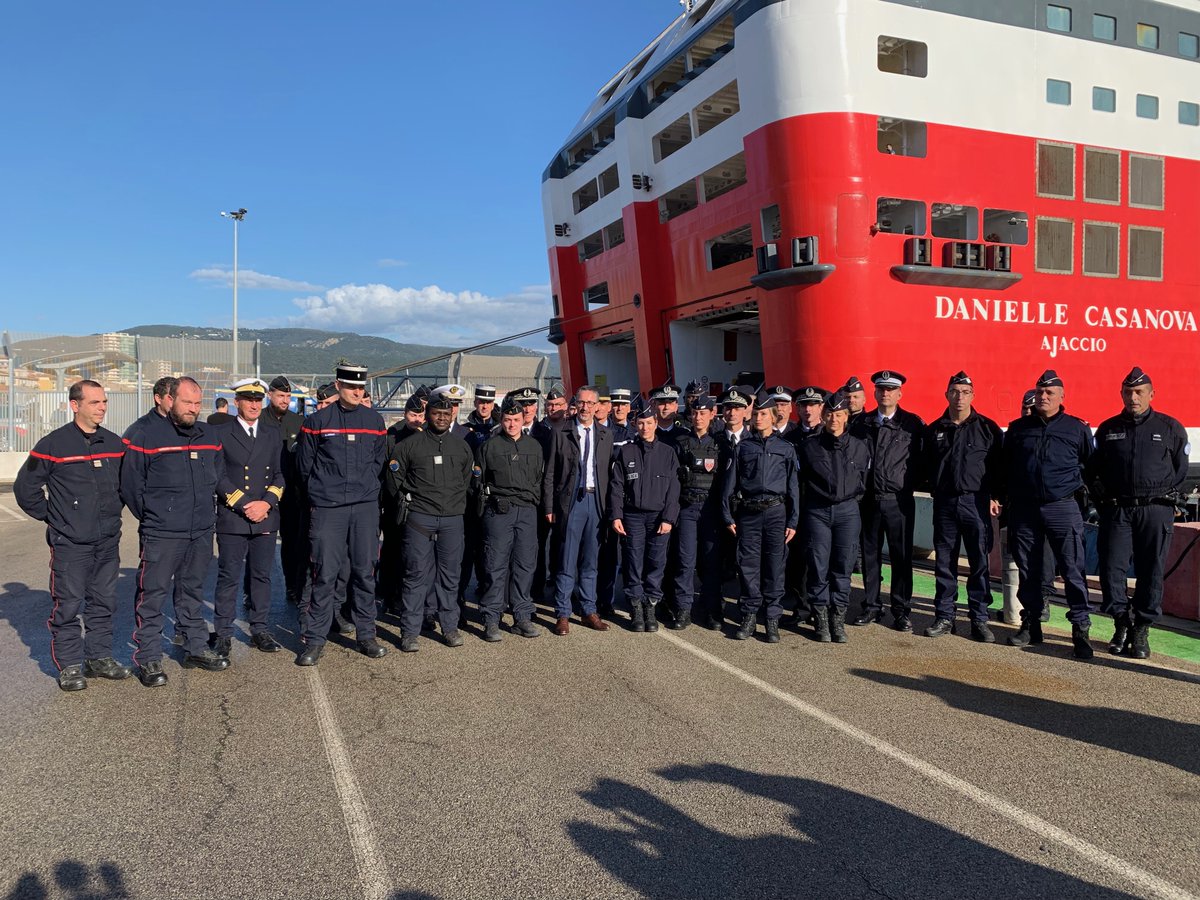 Prefet2A's tweet photo. #Sécurité #Pape | Plus de 2.000 policiers, gendarmes, militaires, sapeurs-pompiers, en provenance du continent arrivent depuis hier au port d'Ajaccio. ⛴️

Jérôme FILIPPINI, préfet de Corse, a tenu à les accueillir et les remercier de leur engagement. 👏

🧑‍🚒 Ils seront déployés tout au long du week-end afin d'assurer la sécurité de la population lors de la visite papale.