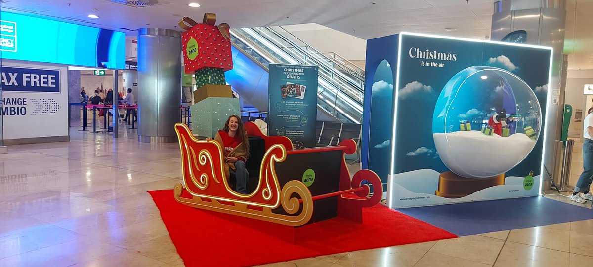 aena's tweet photo. 🛫 🎄 Los pasajeros de AS #Madrid-#Barajas JT #Barcelona-#ElPrat, #Alicante-#Elche MH y #Málaga-Costa del Sol disfrutarán de muchas sorpresas como estas a su paso por los #aeropuertos y podrán encontrar los mejores regalos navideños 🎁. https://t.co/3wvZlrY2wu