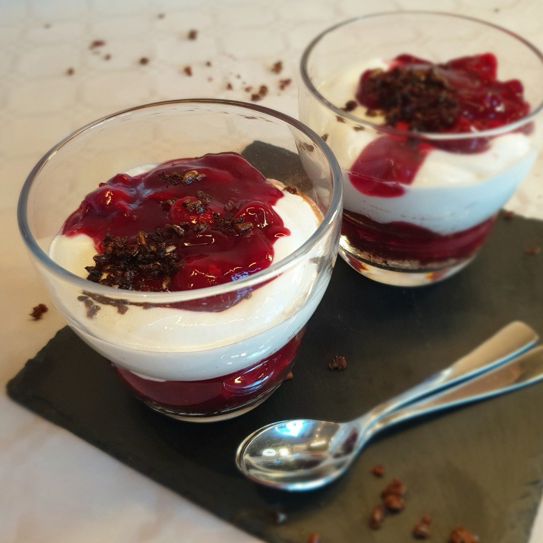 ---WERBUNG--- 
Pünktlich zum Start ins Wochenende haben wir in Kooperation mit Mestemacher ein leckeres Schwarzwälder Kirsch-Dessert für euch. Ein echte Klassiker – aber mit weniger Fett, Zucker und  schneller. Zum Rezept: tinyurl.com/mrxe7pma
© herzwiese.de