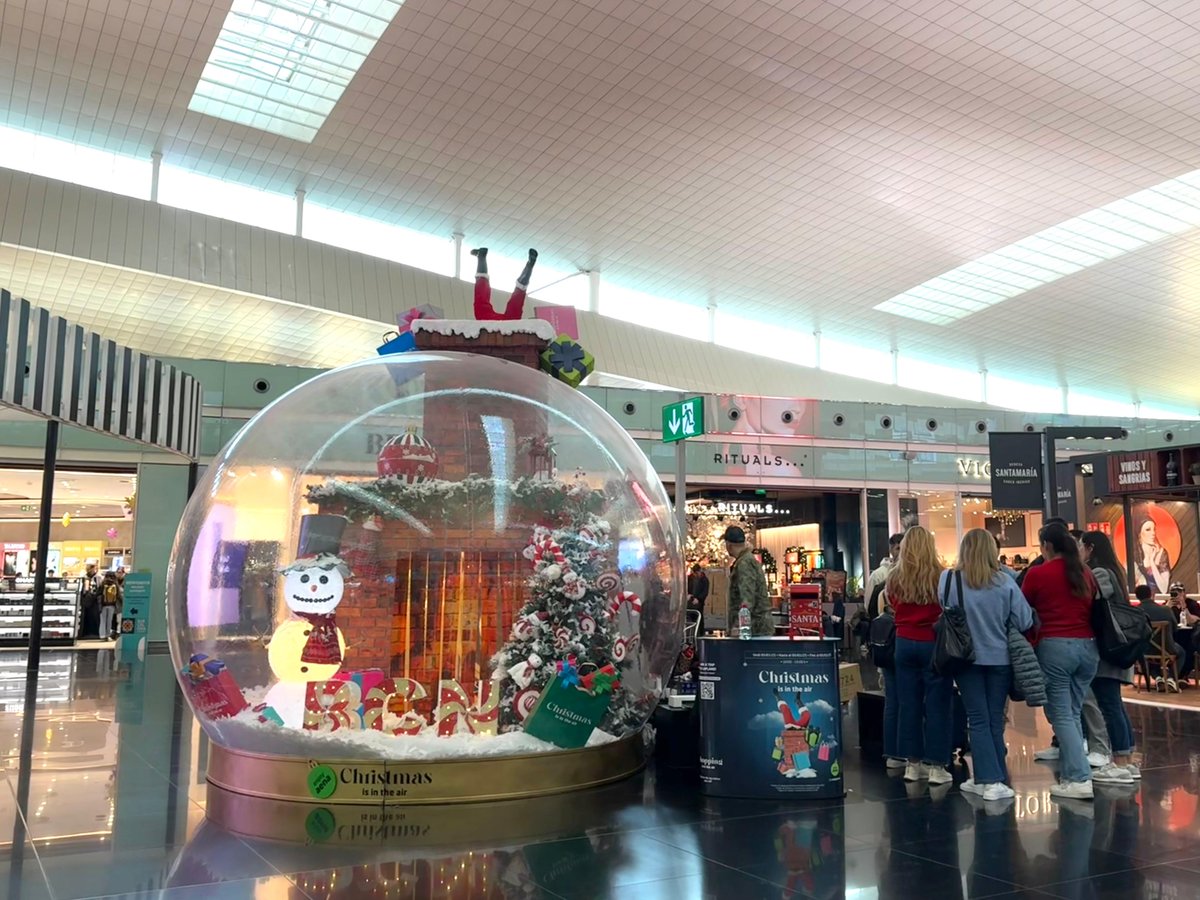 aena's tweet photo. 🛫 🎄 Los pasajeros de AS #Madrid-#Barajas JT #Barcelona-#ElPrat, #Alicante-#Elche MH y #Málaga-Costa del Sol disfrutarán de muchas sorpresas como estas a su paso por los #aeropuertos y podrán encontrar los mejores regalos navideños 🎁. https://t.co/3wvZlrY2wu