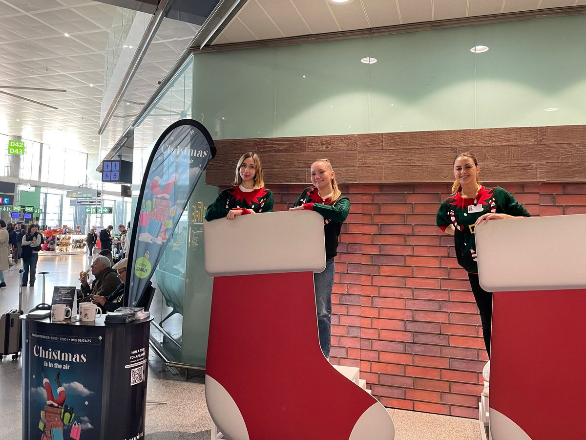 aena's tweet photo. 🛫 🎄 Los pasajeros de AS #Madrid-#Barajas JT #Barcelona-#ElPrat, #Alicante-#Elche MH y #Málaga-Costa del Sol disfrutarán de muchas sorpresas como estas a su paso por los #aeropuertos y podrán encontrar los mejores regalos navideños 🎁. https://t.co/3wvZlrY2wu