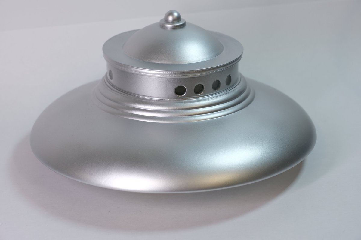 mamegyorai_jp's tweet photo. UFOを象徴する「アダムスキー型UFO」が豆魚雷別注のソフトビニール製フィギュアで登場！スタンドにもなるアブダクションパーツや、換装パーツで3.75インチフィギュアも登場可能なトイエティック仕様。

12/13はアダムスキー氏がUFOを撮影した記念日。ふしぎ発見！(桑原)
https://t.co/eTi3HEibMs https://t.co/24MVwztmOl