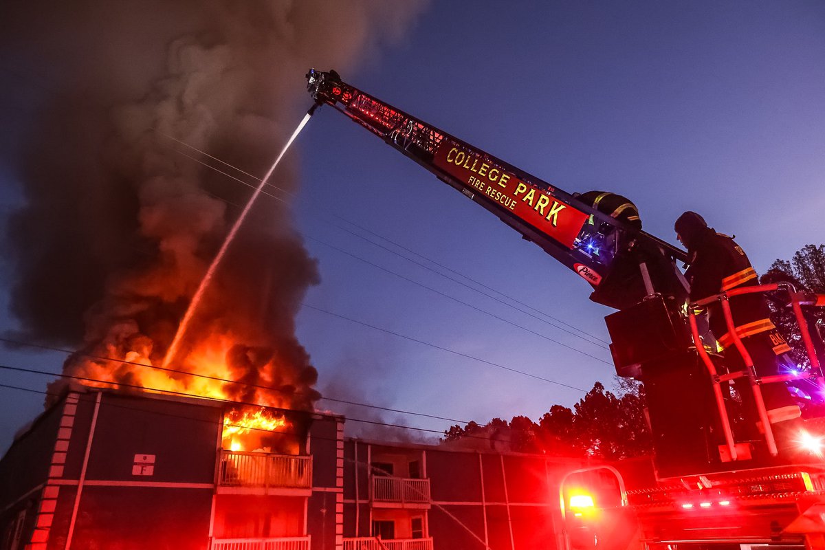 UPDATE: Families evacuated as #CollegePark apartments go up in flames - tinyurl.com/4tjwczzk <a href="/ajc/">Atlanta Journal-Constitution</a>