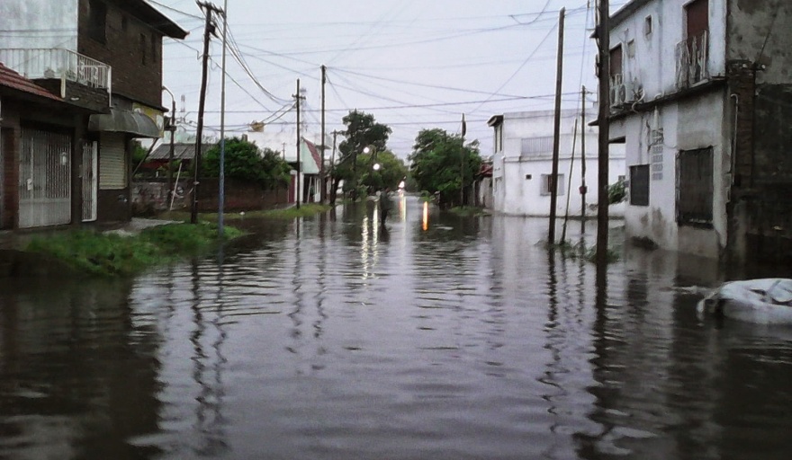 Cómo evitar las inundaciones en #Lanús?
#AHORA recibimos al Ing.  Alejandro Isnardi, integrante de la agrupación "X mi barrio sin edificios". Actualmente colabora con el <a href="/InstitutoIpypp/">IPYPP</a> de Lanús en el área de ordenamiento territorial. 
📻 radio.unla.edu.ar
☎️ 1552204577