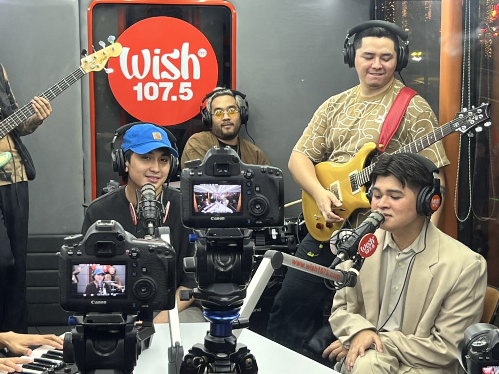 AranetaCity's tweet photo. They are ready to sweeten your day with their collab song, Balik. ๐ต๐
Get to see Dom Guyot and Adie live here at the ๐ Green Gate of Smart Araneta Coliseum
#AranetaCity #AranetaAt70 #CityOfFirsts #WishBus #WishBus1075 #Adie #DomGuyot https://t.co/6mq8klWz3w