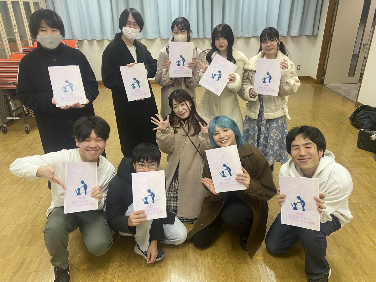 Bee_Arts_'s tweet photo. 昨日も稽古でしたー‼️
最後の課題が全員浮かんだような形でしたが、みんななら乗り越えられるはず‼️

🔥台本届きました🔥
✨デザイン&amp;イラストは🌟代表のオリジナルです🌟

残り時間がっつり詰めていきまーす🤲

#ビーアーツ演劇部 https://t.co/Kg10RcsKE1