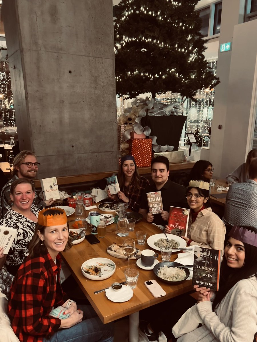 SIRCLE holiday spirit! Festive fun with this amazing crew. Happy holidays! #WearPlaid #StoreyStories 📚🎁 🌟