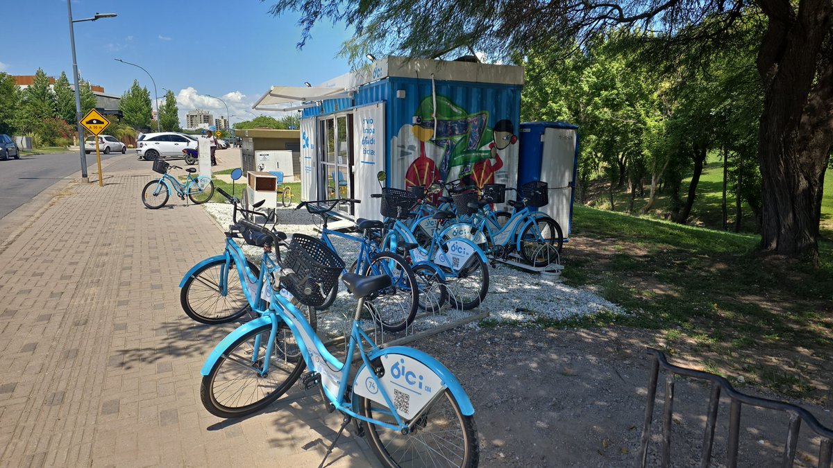 tamsecba's tweet photo. 👏 ¡En📍B° Manantiales ya está en funcionamiento la décima estación de #BiciCBA!

🚲 El sistema de bicicletas públicas de la @MuniCba sigue creciendo, promoviendo una movilidad sustentable y brindando a los vecinos una alternativa de traslado saludable. ♻️ https://t.co/3VCH8oF5Y6