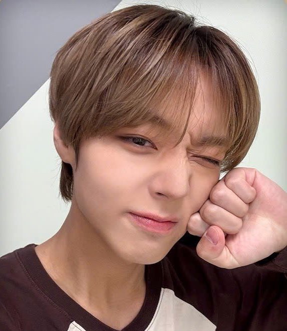 UH5BR6pFg1eGmql's tweet photo. #ParkJiHoon #FanMeeting #CountdownD7 #D7 #Stu9 #HYLIVE #YY_Entertainment 

아!! 지훈아🩷🩷🩷🩷🩷 https://t.co/gb63ZIFjaV