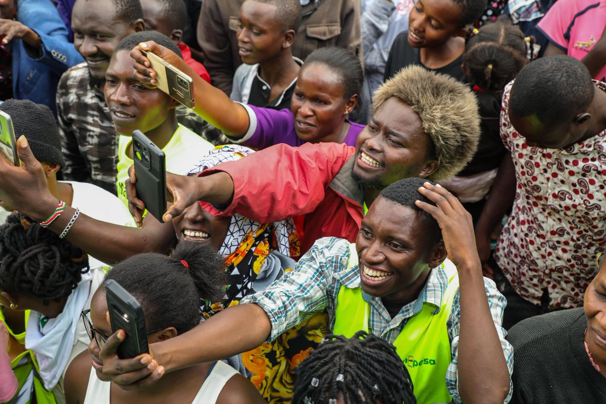 VumaNews's tweet photo. Safaricom caravan this week iko coast region kusherehekea festive season. Pia kumbuka with only 500 bob you can get a smart phone na Lipa Mdogo mdogo na inakuja ikiwa insured

@SafaricomPLC 
#SambazaFurahaNaSafaricom https://t.co/BNbtYMTPDW