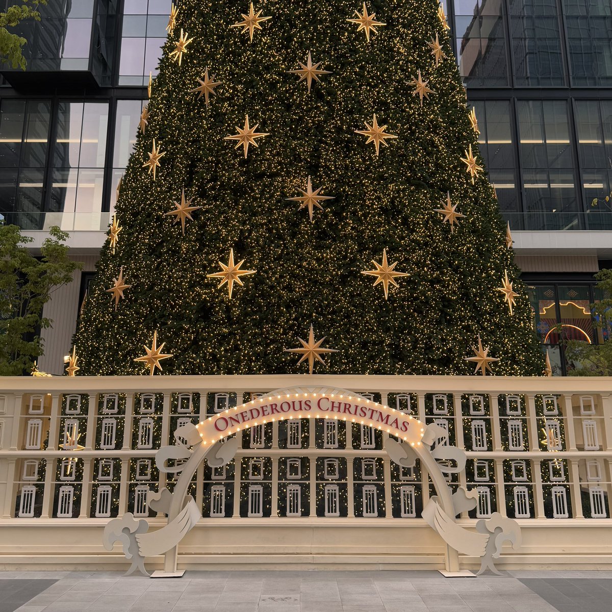 sfkkfs_'s tweet image. จุดที่ต้องมาถ่ายรูปคือต้นคริสต์มาสยักษ์🎄 สวยมากกก ดูแกลมสุดๆ สวยทั้งกลางวัน-กลางคืน มีมุมถ่ายรูปเยอะ ถ่ายตรงไหนก็สวย ;-; แล้วตรงด้านหน้ามีระบำน้ำพุให้ดูด้วย ⛲️ เพลินสุดๆ เรานั่งนานเลย ชอบมากกก