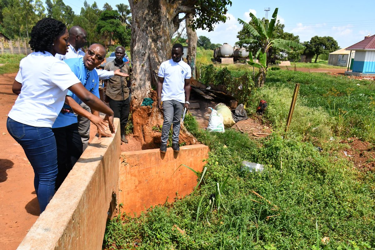 CentralRotary's tweet photo. Protecting Our Waters: Efforts at the flood gates ensured we trapped waste before it reached the lake. A cleaner, healthier future starts now.
#RcKlaCentral @rotaryclubjinja #PeopleHelpingPeople @nemaug @WaterAidUganda https://t.co/m0zHggBoJR