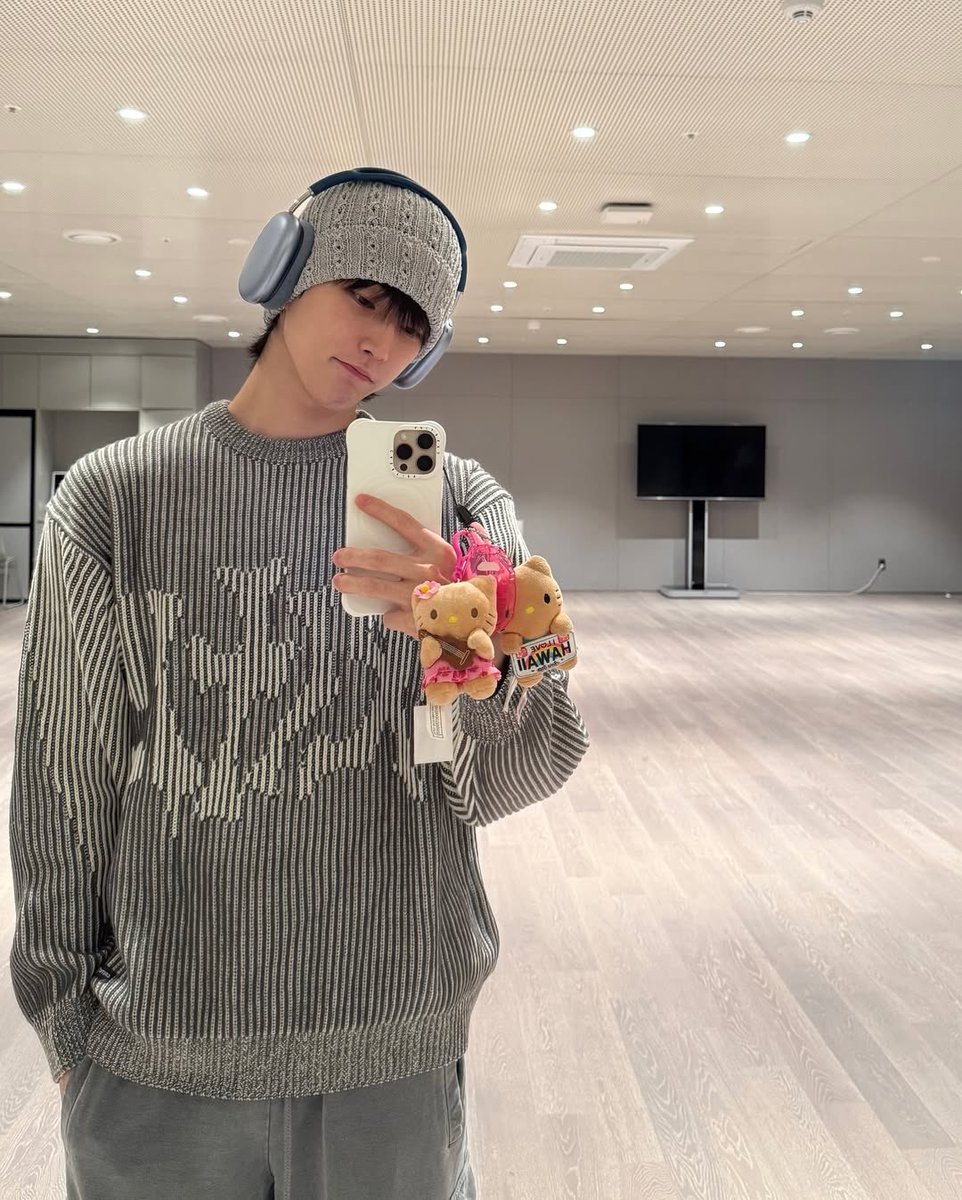 Let's remember why we are boycotting. This young person's dreams were thrown aside by a company who was trusted with his best interests, and a small part of the fandom who show a lack of humanity everyday to Seunghan and other members of RIIZE. Everytime his images are posted, it