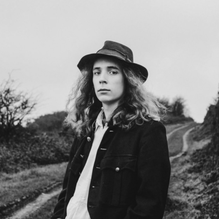 With Photographs, the standout single from Ralph Bishop’s debut LP, The Path, the 18-year-old artist from Dorset threads theatrical intensity with classic rock sophistication. 
s.mtrbio.com/ensfxkzyig