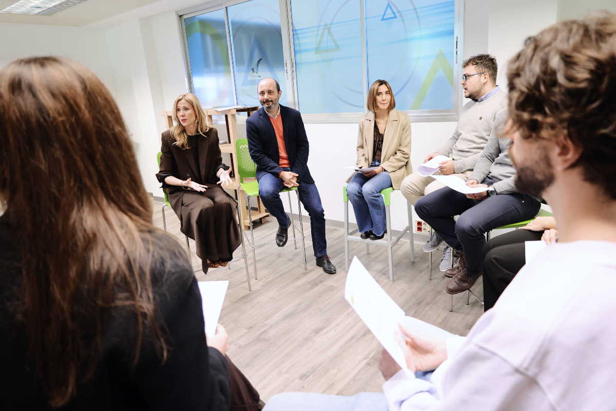 infoRMurcia's tweet photo. ¡Os presentamos a nuestros becarios de Internacionalización! 🙌

Gracias a los convenios del Info, este nuevo año ocho titulados universitarios iniciarán sus prácticas de comercio exterior en Toronto, Shanghái, Washington, Dubái, Dakar, Vietnam, Casablanca y Santiago de Chile. 🌎 https://t.co/1vItxcrLpr