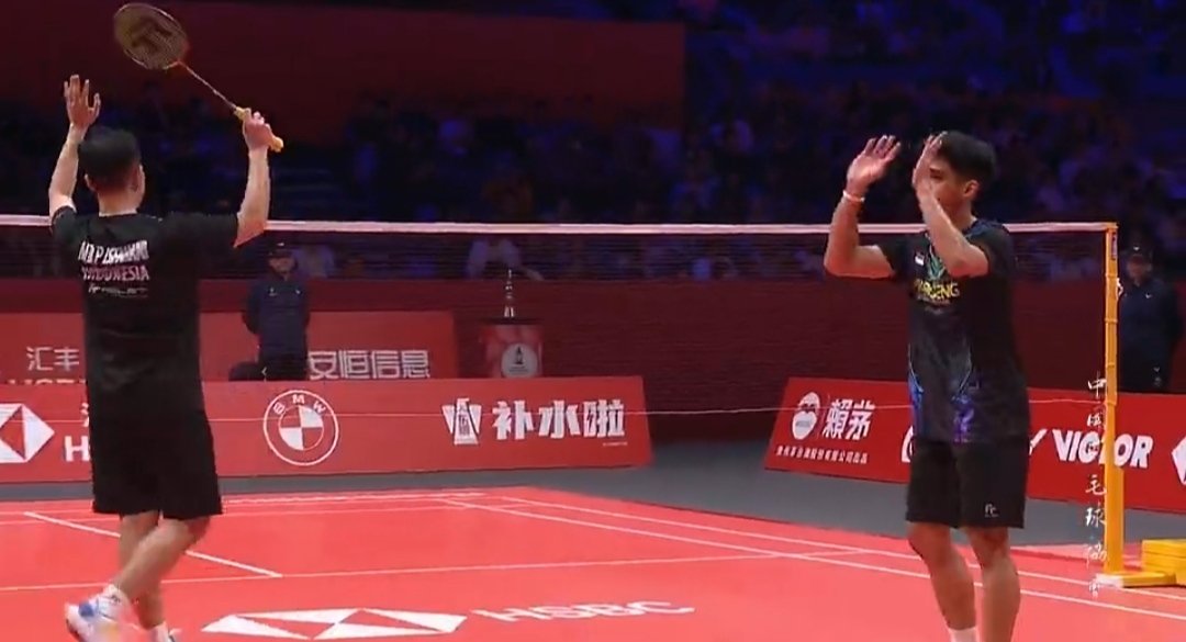 ainurohman's tweet photo. SABAR/REZA KE SEMIFINALLL!!!! 

Sabar/Reza hanya punya satu pilihan agar bisa lolos ke semifinal. Yakni menang straight game atas Aaron/Soh🇲🇾. Sebuah tugas yg sangat berat. 

Dan malam ini, mereka bisa menuntaskan tugasnya dgn sempurna. Sebuah pertunjukan permainan yg mengesankan. Sebuah fighting spirit yg dahsyat. 

Selamat!!! 

#BWFWorldTourFinals2024