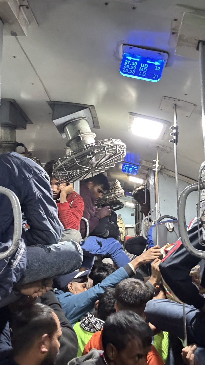 Ashutos49572055's tweet image. Here’s a concise message for Twitter:

”@RailMinIndia @RailMadad Train no. 12142 (Patna-LTT) is overcrowded to the extent that women and children are experiencing suffocation. Please address this urgently for the safety of passengers. #RailwayHelp #PassengerSafety” @RailwaySeva