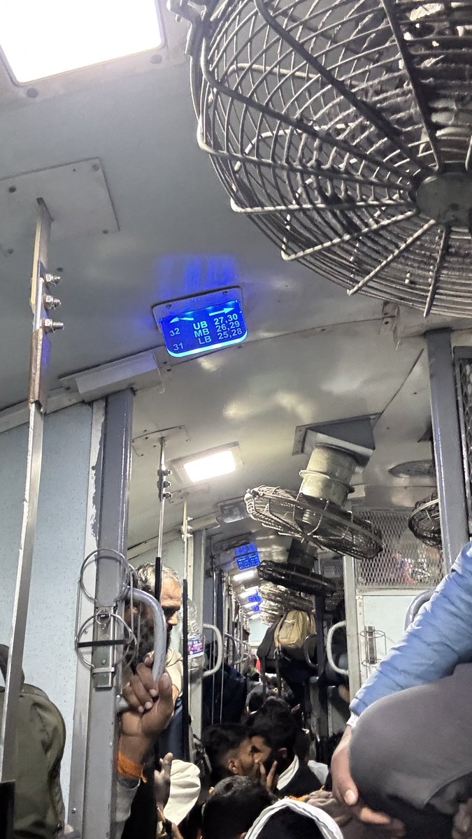 Ashutos49572055's tweet image. Here’s a concise message for Twitter:

”@RailMinIndia @RailMadad Train no. 12142 (Patna-LTT) is overcrowded to the extent that women and children are experiencing suffocation. Please address this urgently for the safety of passengers. #RailwayHelp #PassengerSafety” @RailwaySeva