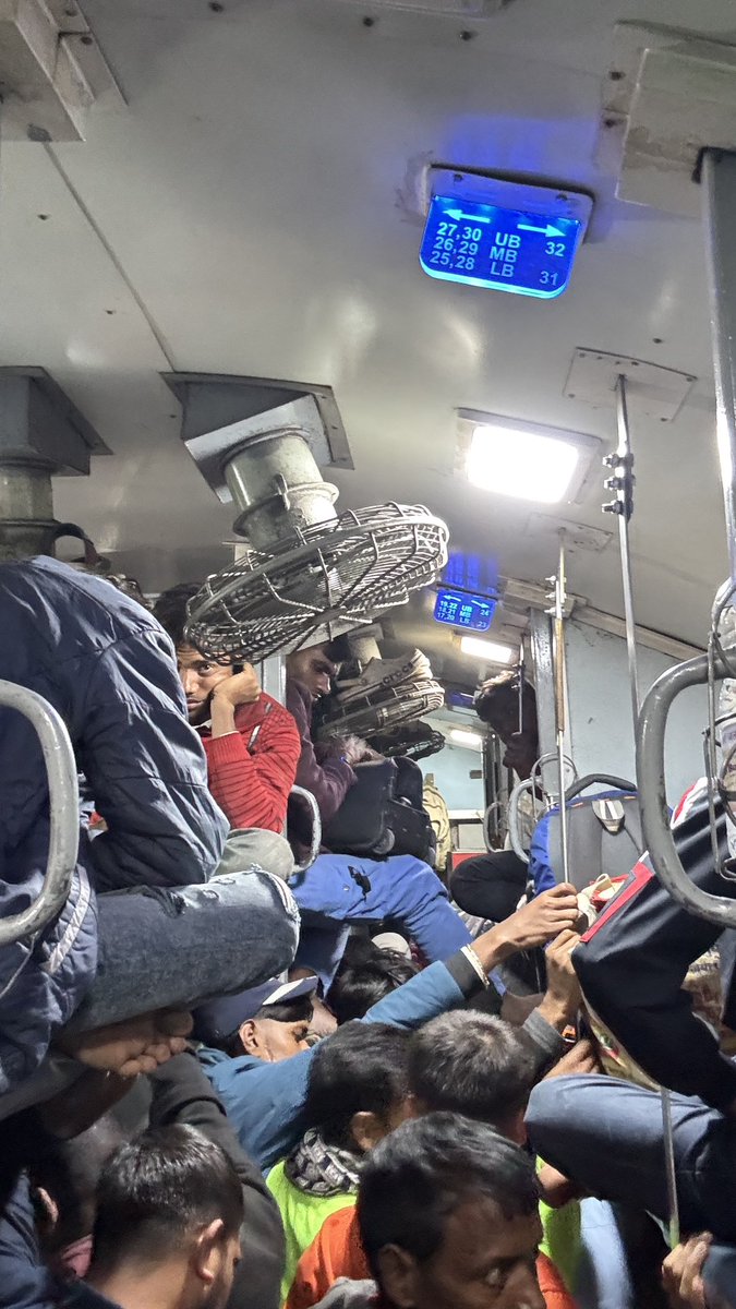 Ashutos49572055's tweet image. Here’s a concise message for Twitter:

”@RailMinIndia @RailMadad Train no. 12142 (Patna-LTT) is overcrowded to the extent that women and children are experiencing suffocation. Please address this urgently for the safety of passengers. #RailwayHelp #PassengerSafety” @RailwaySeva