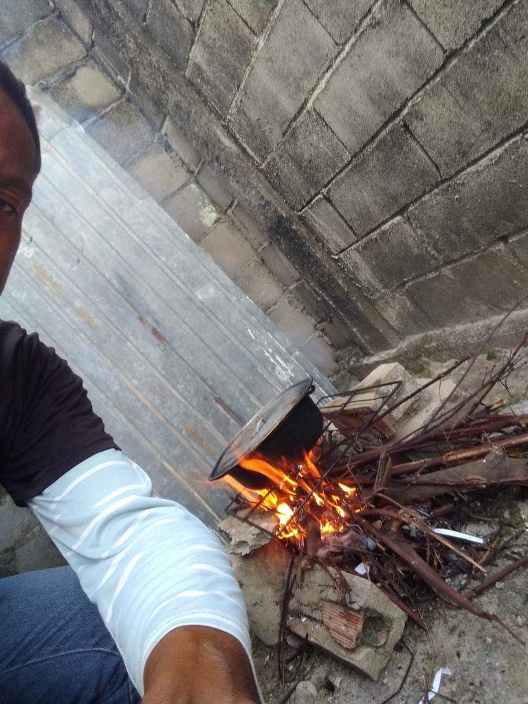 Miren como me tiene la y que rebolucion y que socialista de Venezuela cocinando en leña