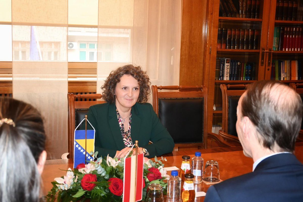 Very friendly meeting of Amb. Diwald with 🇧🇦 Central Bank <a href="/CBBiH/">Centralna banka BiH - Централна банка БиХ</a> Governor Selimović. Also discussed independence and importance of BiH Central Bank for 🇪🇺 path and cooperation with <a href="/oenb/">OeNB</a>. Joining SEPA is important and would directly benefit citizens of #BiH.
🇦🇹🤝🇧🇦
