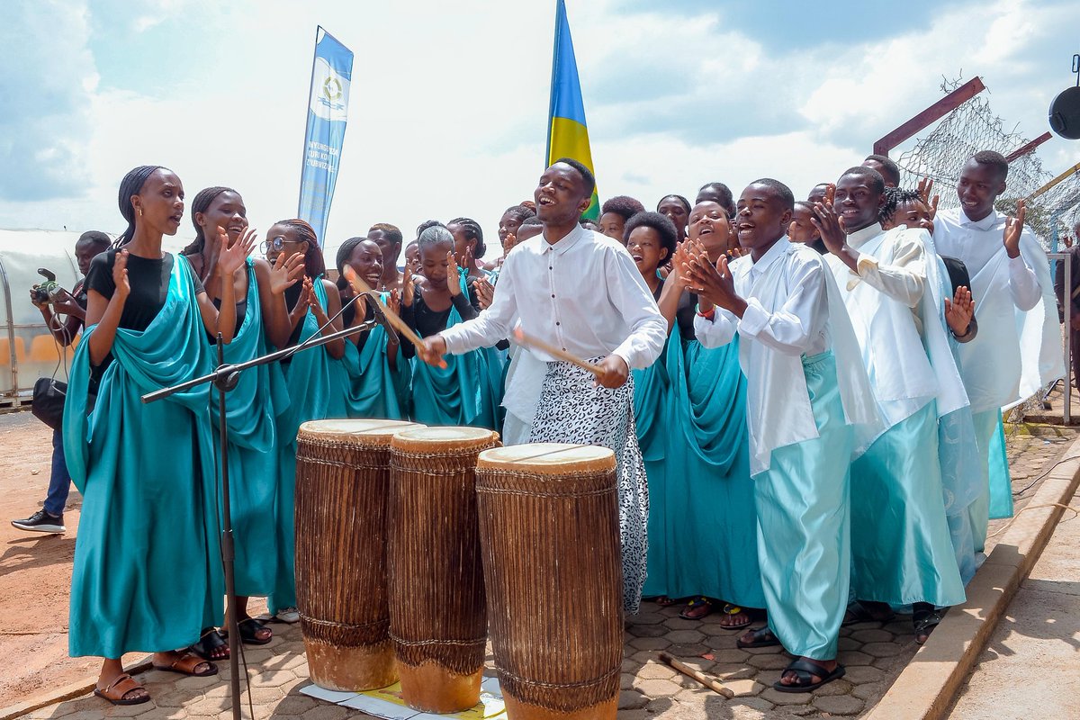 Kinyamateka_KM's tweet photo. Itorero Itorero inganji za ICK ni ryo ryasusurukije ibirori byo gutanga impamyabumenyi ku banyeshuri bagera ku 1137 .#14thGraduation
@IckJournalism https://t.co/6zZyvbzKy1