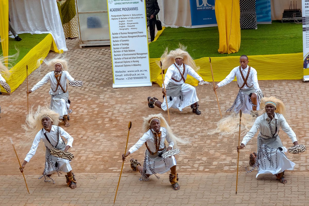 Kinyamateka_KM's tweet photo. Itorero Itorero inganji za ICK ni ryo ryasusurukije ibirori byo gutanga impamyabumenyi ku banyeshuri bagera ku 1137 .#14thGraduation
@IckJournalism https://t.co/6zZyvbzKy1