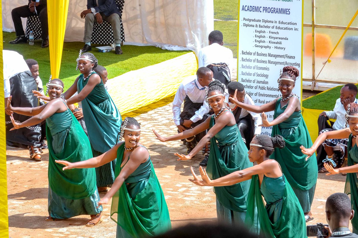 Kinyamateka_KM's tweet photo. Itorero Itorero inganji za ICK ni ryo ryasusurukije ibirori byo gutanga impamyabumenyi ku banyeshuri bagera ku 1137 .#14thGraduation
@IckJournalism https://t.co/6zZyvbzKy1