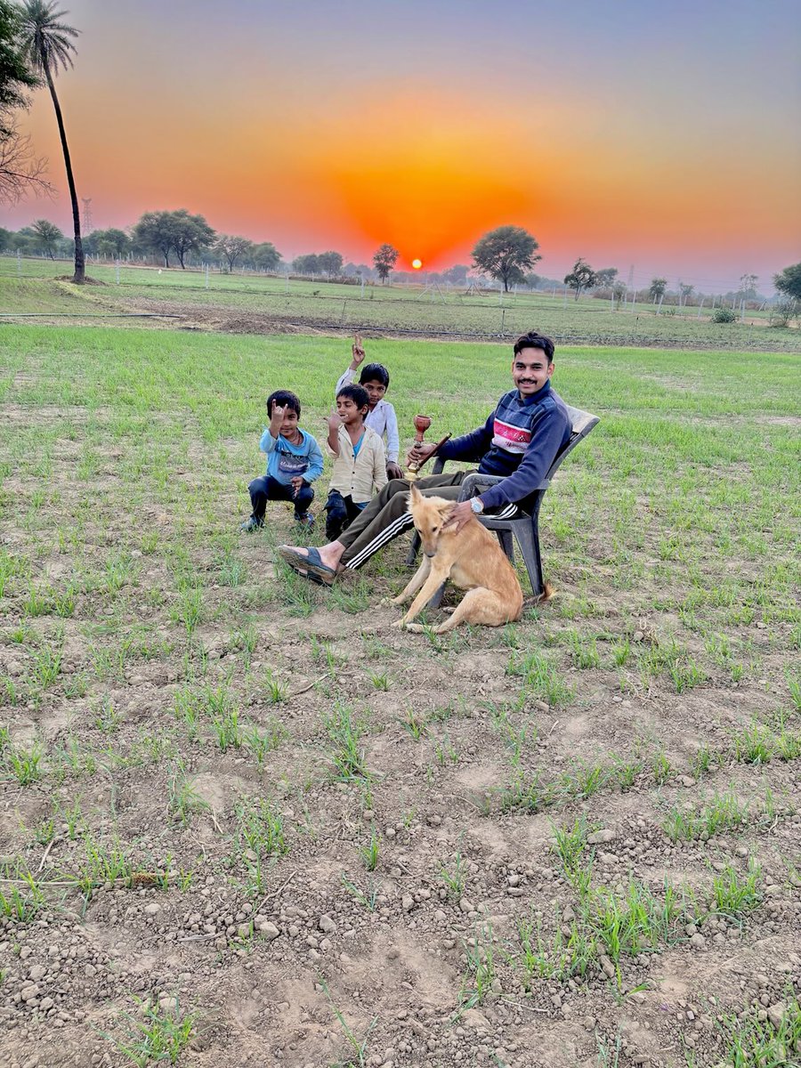बेशक इंसान अब चाँद-सितारें छूने लगा है,
परन्तु फसल आज भी जमीन पर ही उगती है.
#kheti #खेती #किसान