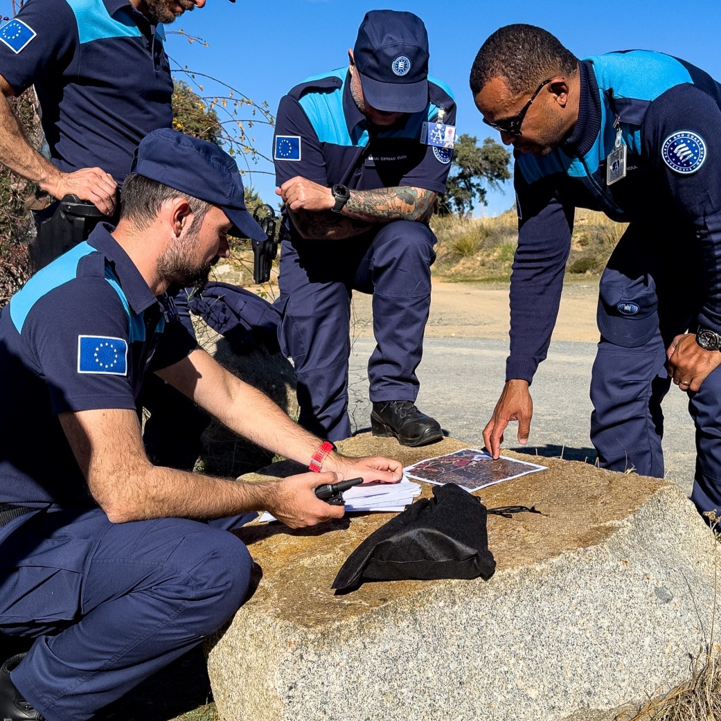Frontex's tweet photo. 📚👮♀️👮️Growing the #Frontex #StandingCorps means investing in exceptional training.
This week, Executive Director @Hans Leijtens visited training centres in 🇵🇹 Almada & 🇪🇸 Ávila, where nearly 300 future officers are preparing to safeguard Europe’s borders while upholding European values 🌍✨
